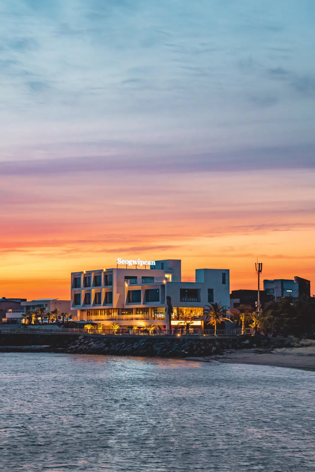 Seogwipean Bakery before the sea at sunset